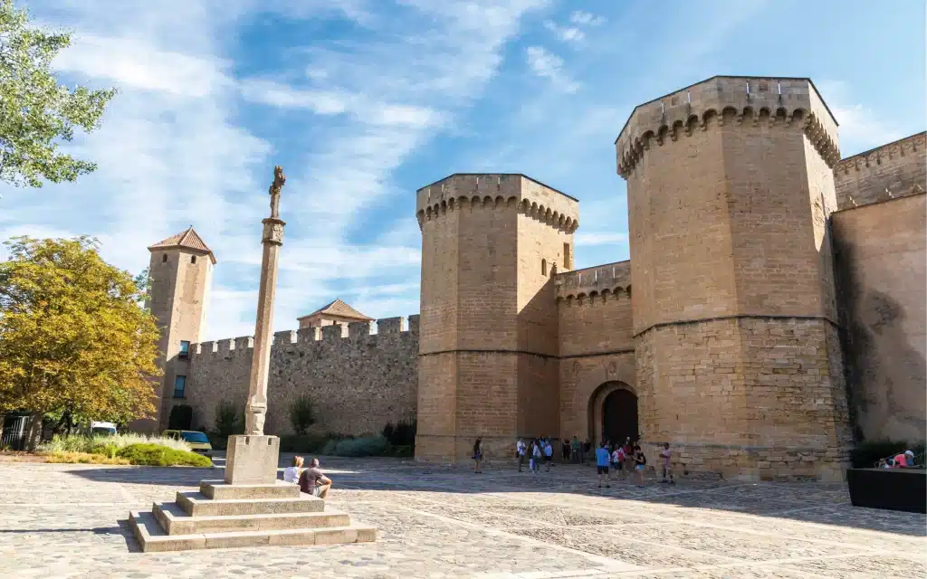 plaça principal del monestir de poblet