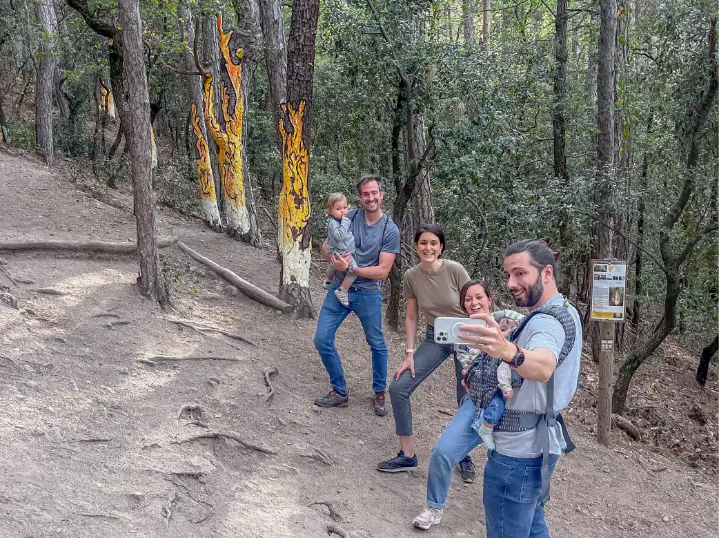 Excusió al bosc pintat de poblet, en familia