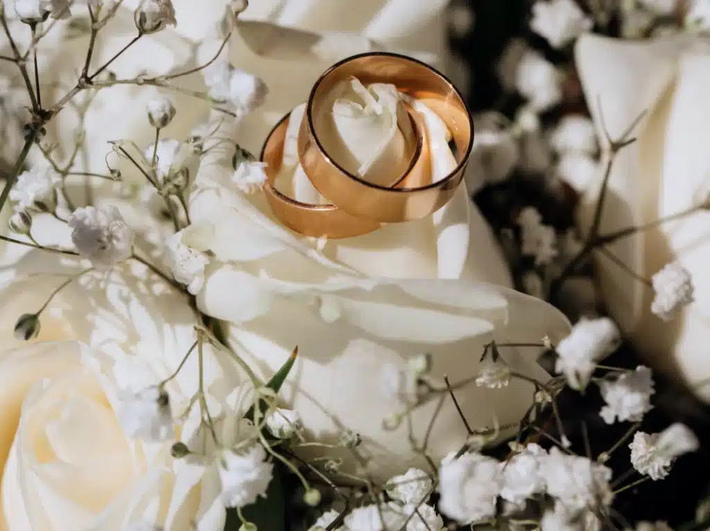 Anells d'or sobre un ram de flors