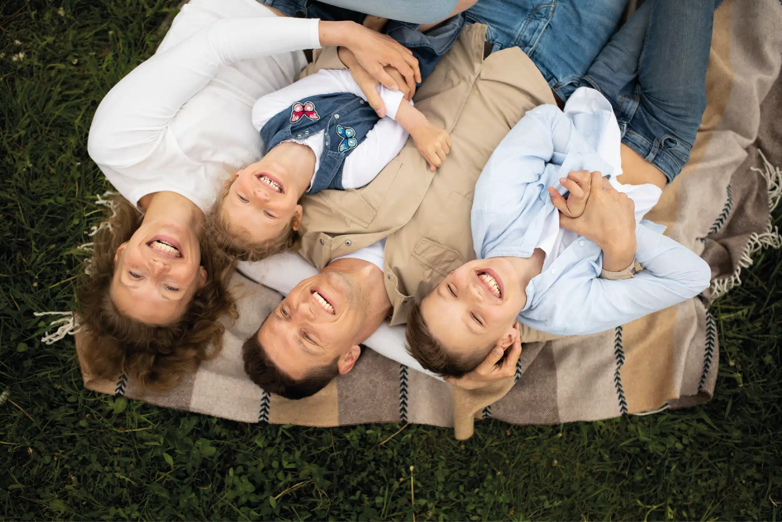 familia feliç estirada al terra casa rural