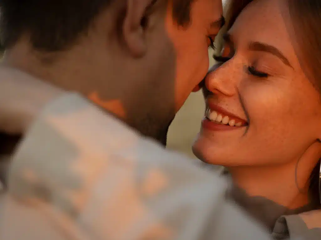 Pareja escapada romántica sonriendo