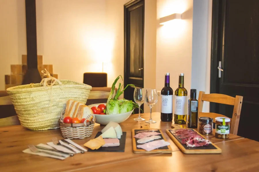 Cistelles de productes locals i de proximitat per emportar a l'apartament